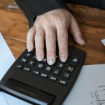 découvrez comment calculer et comparer les coûts entre l'embauche directe et l'externalisation pour optimiser votre stratégie de gestion des ressources.