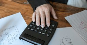 découvrez comment calculer et comparer les coûts entre l'embauche directe et l'externalisation pour optimiser votre stratégie de gestion des ressources.
