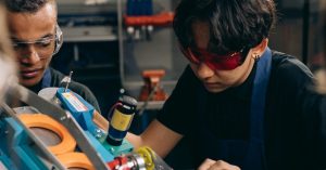 découvrez le coût réel de l'apprentissage pour les employeurs en 2026, incluant les frais, aides et avantages pour optimiser votre investissement.